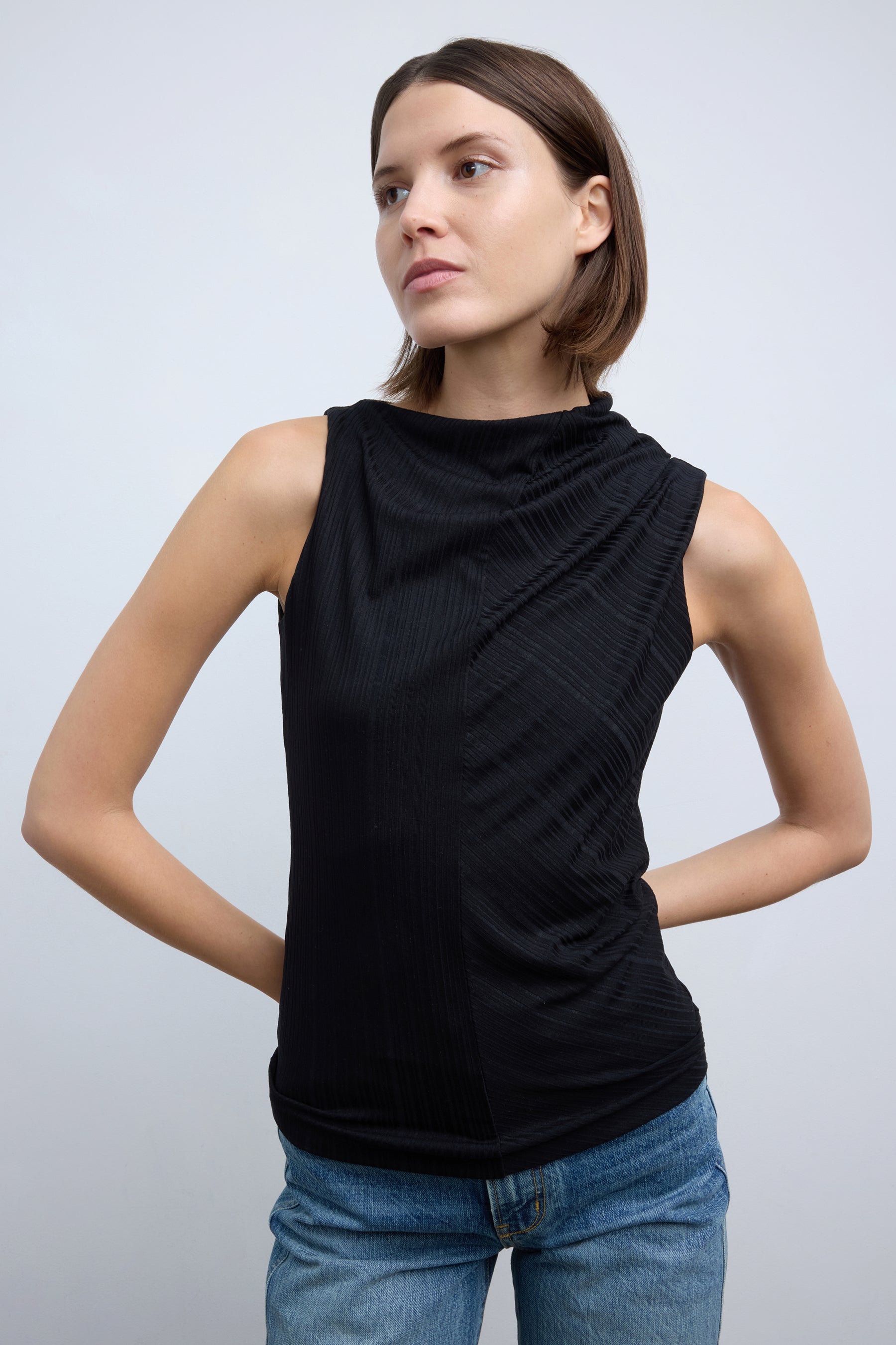 toga タンクトップ The Toga Asymmetrical Tank Top in Black – RÙADH